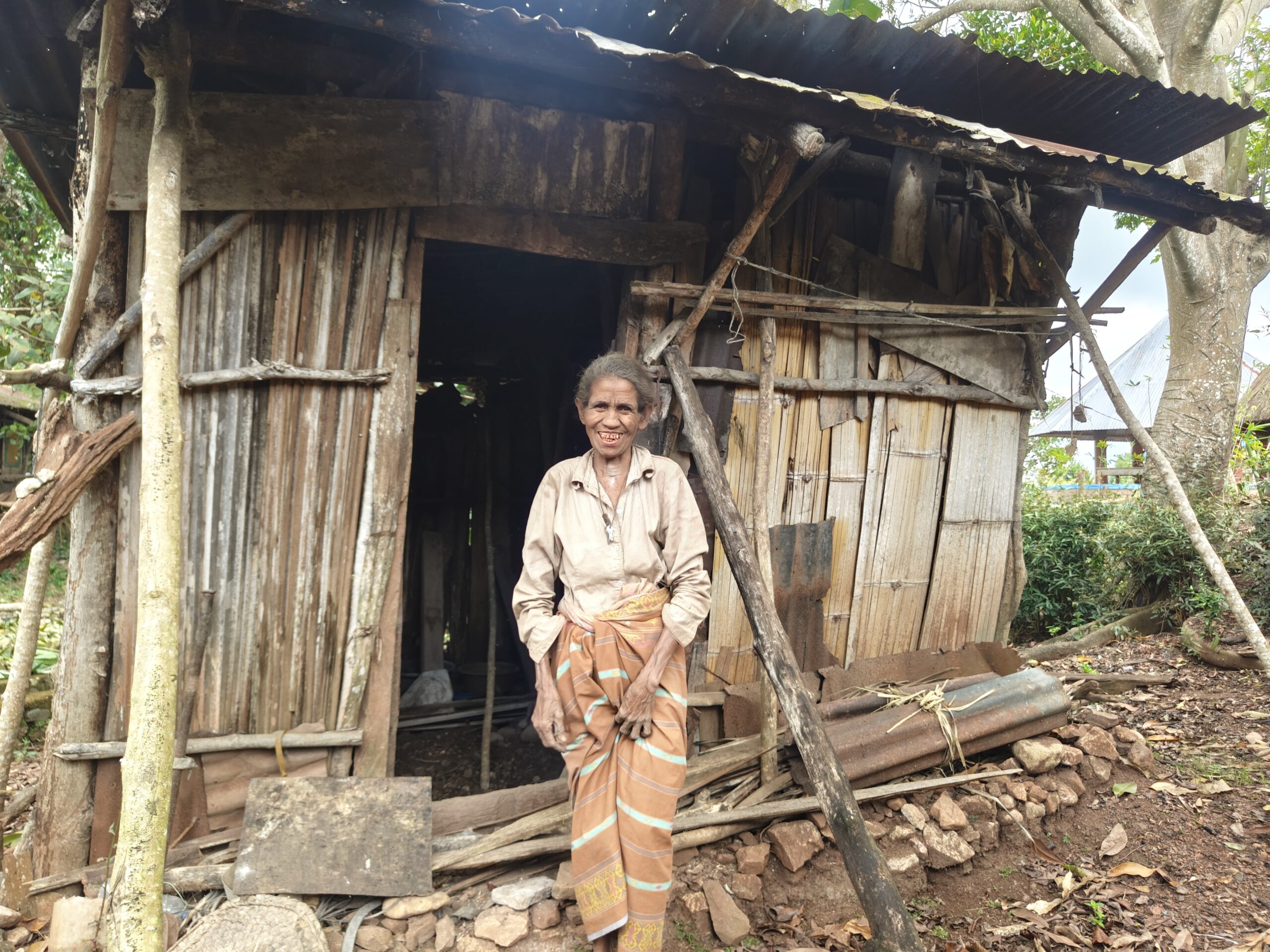 Penampakkan rumah Nenek Sisilia sebelum direnovasi oleh Yayasan Ratu Pencinta Damai